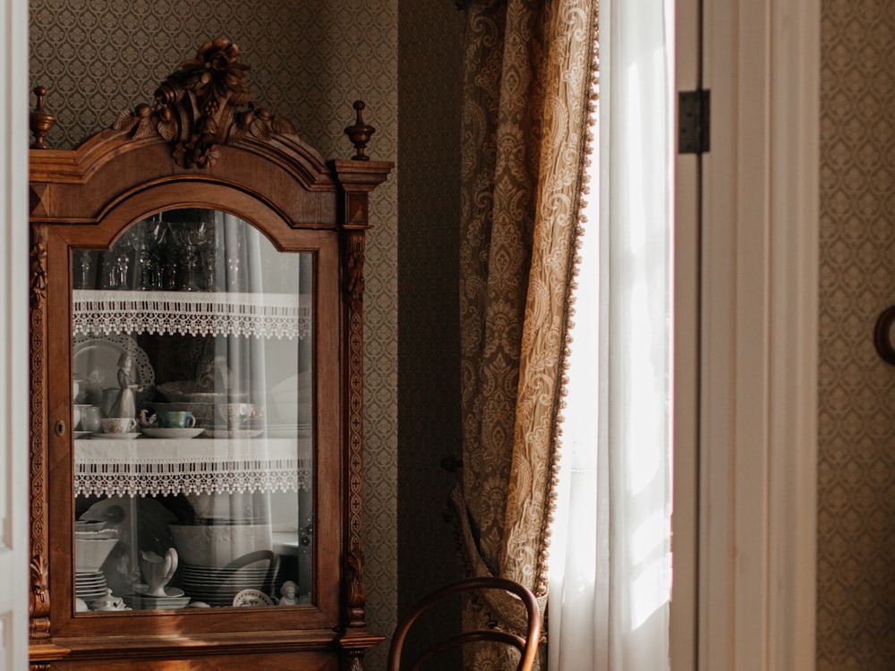 Alte Vitrine mit Porzellan in einer Wohnung